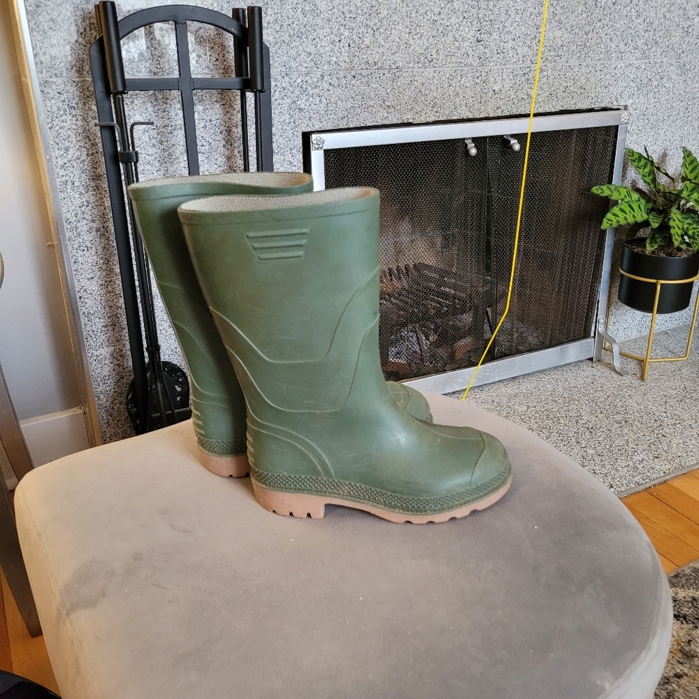 2/$10 Kids rubber boots. Excellent condition size 1